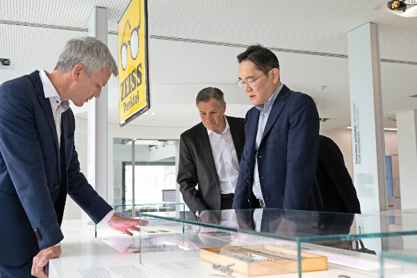 26일(현지 시간) 독일 오버코헨 ZEISS 본사를 방문한 이재용 삼성전자 회장이 ZEISS 제품을 살펴보는 모습. / 사진=삼성전자 제공