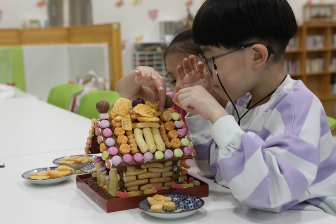 지난 2일 서울 동작구 신상도지역아동센터에서 어린이들이 농심 스낵집을 만들고 있다. / 사진=농심 제공