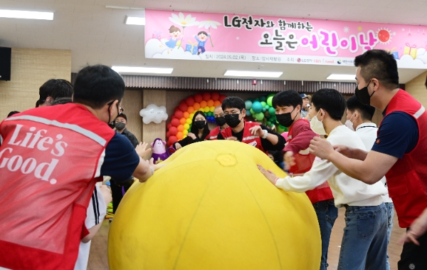LG전자 임직원들이 지난 2일 서울시 강동구에 위치한 암사재활원에서 열린 '오늘은 어린이날' 행사에서 장애 아동 및 청소년들과 함께 작은 운동회에 참여하고 있다. LG전자는 지난 2014년부터 10년째 암사재활원과 인연을 이어오고 있다. / 사진=LG전자 제공