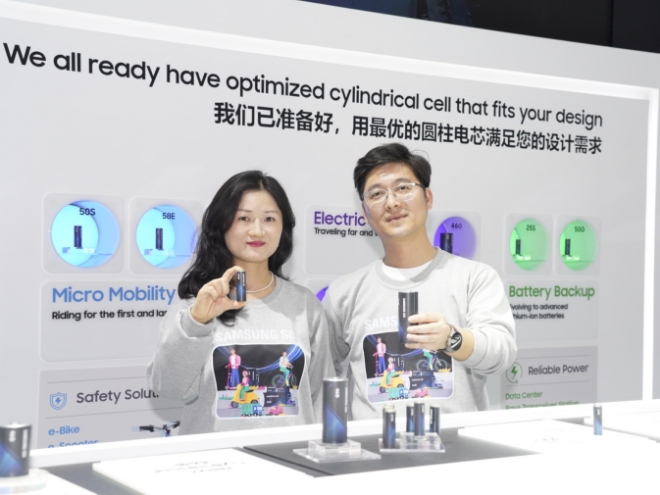 삼성SDI의 임직원이 5일 중국 상해에서 개최된 '차이나 사이클 쇼 2024'에서 원통형 배터리 제품을 소개하고 있다. / 사진=삼성SDI 제공