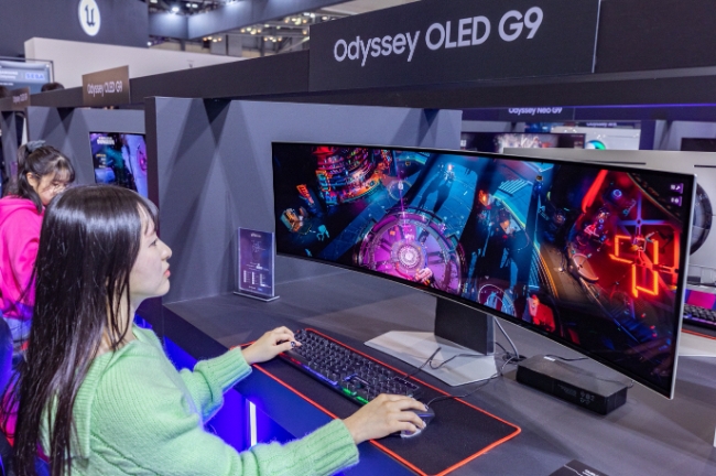 삼성전자 모델이 지스타 2023 오디세이 체험존에서 오디세이 'OLED G9'을 소개하고 있다.