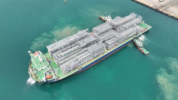 DL이앤씨 텍사스 석유화학 플랜트 현장에 설치될 총 18개, 무게 4,264톤 규모의 플랜트 모듈이 베트남 중꾸엇(Dung Quat)에서 출항하고 있다. / 사진=DL이앤씨 제공