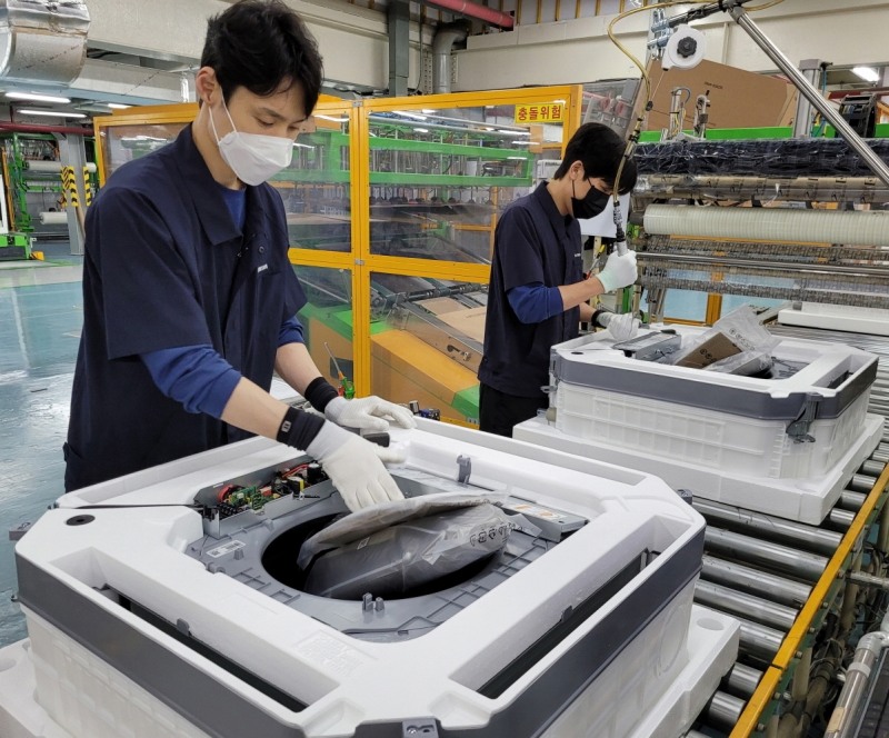 삼성전자 광주사업장에서 직원들이 '시스템 에어컨'을 생산하고 있다. / 사진=삼성전자 제공