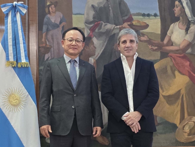 지난 12일 아르헨티나 부에노스아이레스에서 정기섭 포스코홀딩스 사장(왼쪽)이 루이스 카푸토 아르헨티나 경제부 장관을 만나 이차전지용 리튬 사업 협력을 논의했다. / 사진=포스코 제공
