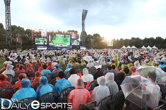 폭우가 내리는 가운데에도 팬들은 떠나지 않고 결승전을 관전했다.