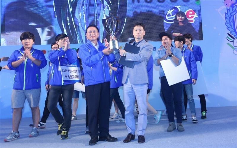 2014대통령배 KeG에서 구본영 천안시장과 종합 우승을 차지한 경기도 선수단이 우승 세리머니를 펼치고 있다.