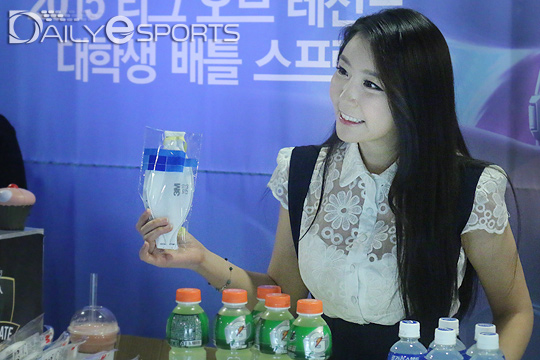 인터뷰를 맡은 김하음이 경기 시작 전 관객들에게 물품을 나눠주고 있다.