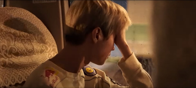 숙소로 향하는 버스 뒷 좌석에서 눈물을 흘리고 있는 'Deft' 김혁규(사진=DRX 유튜브 캡처).