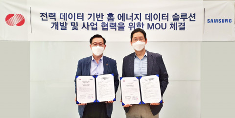 사진=왼쪽부터) 김태용 한국전력 디지털변환처장과 박찬우 삼성전자 생활가전사업부 상무가 업무협약을 맺고 기념 촬영을 하고 있다
