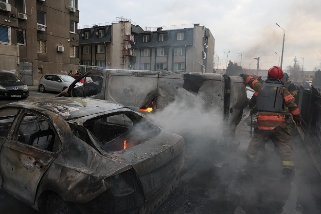 9일(현지시간) 우크라이나 수도 키이우 시내에서 러시아군의 미사일 공격으로 발생한 차량화재를 진압하는 현지 구급요원들. [사진=연합뉴스]