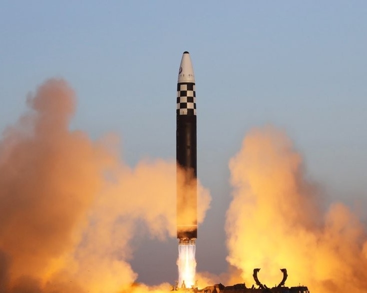 김정은 북한 국무위원장이 전날 대륙간탄도미사일(ICBM) '화성-17형' 발사훈련을 현지지도했다고 조선중앙통신이 17일 밝혔다.[사진=연합뉴스]