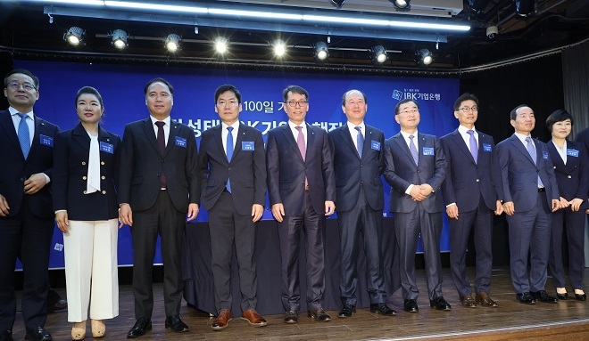 김성태 IBK기업은행장(왼쪽 다섯 번째)이 11일 서울 은행회관에서 취임 100일 기자간담회에 앞서 참석자들에게 인사하고 있다. [사진=연합뉴스]