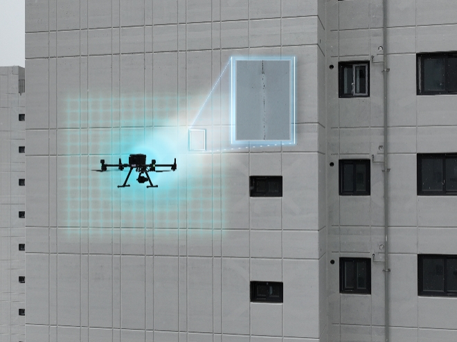 포스코이앤씨가 개발한 고화질 영상장비를 장착한 드론 포스-비전으로 아파트 외벽을 촬영하고 있다.(사진=포스코이앤씨 제공)