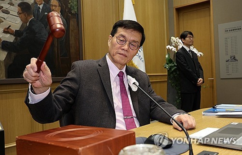 이창용 한국은행 총재가 22일 오전 서울 중구 한국은행에서 열린 금융통화위원회에서 의사봉을 두드리고 있다(사진=연합)