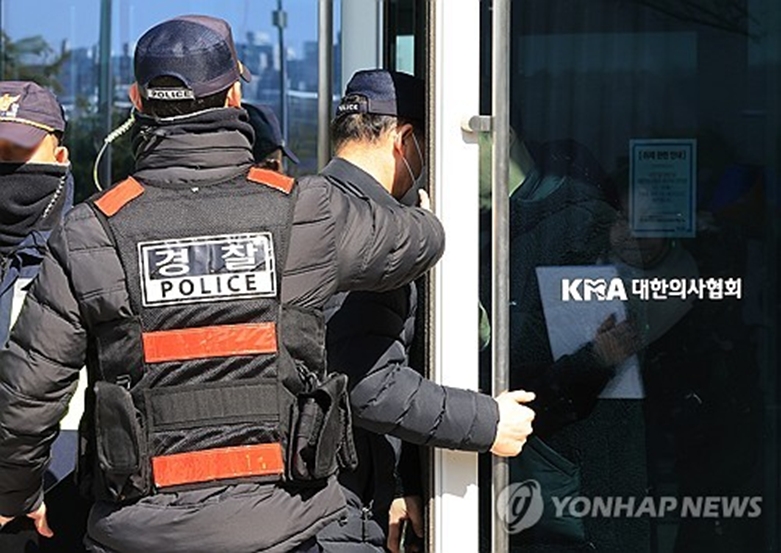 경찰이 의료법 위반 등 혐의로 고발당한 대한의사협회 관계자들에 대해 강제 수사에 착수한 가운데 1일 서울 용산구 의사협회 회관으로 경찰이 들어가고 있다.(사진=연합)