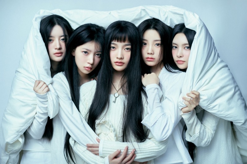 아일릿, 데뷔앨범 두 번째 콘셉트 ‘SUPER ME’ 버전 포토·필름 공개…‘순수·몽환적인 매력의 소녀들’