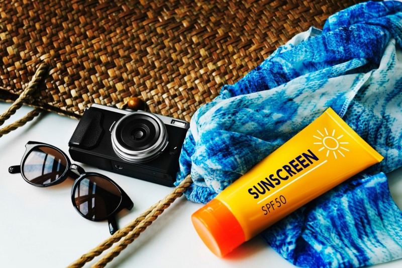 야외 활동 시에 자외선 차단제와 선글라스를 챙기면 좋다. / 출처 : freepik