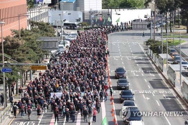 사진=지난해 민주노총 '노동절대회' 행진