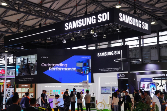 사진=5일 중국 상해에서 개최된 '차이나 사이클 쇼 2024'에서 삼성SDI의 전시 부스를 살펴보는 관람객들. 삼성SDI는 21700 제품을 비롯한 다양한 원통형 배터리 라인업을 선보였다.