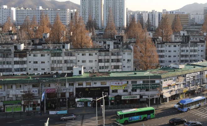 지난 7일 HDC현대산업개발이 서울 서초구 '반포주공 1단지 3주구(사진 속 지역)' 재건축사업 시공사 자격을 박탈당했다.   사진=뉴시스
