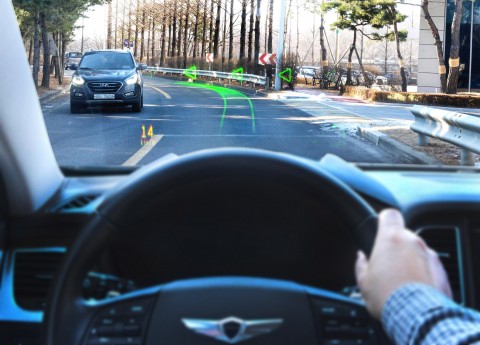 사진=현대·기아자동차 남양연구소 인근 도로에서 제네시스 G80의 전면유리에 홀로그램 증강현실 내비게이션이 실제 작동하고 있다