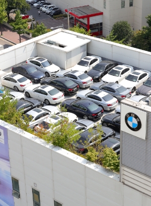 23일 국토부는 BMW가 제출한 제작결함시정계획서에 따라 이날부터 추가 리콜을 실시한다고 밝혔다.  사진=뉴시스