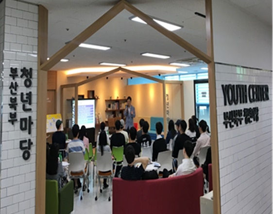 5월 31일 부산북부고용복지+센터 청년마당에서 열리고 있는 진로토크콘서트.(사진제공=부산북부고용노동지청)
