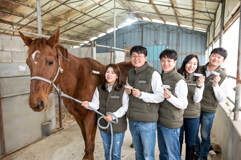왼쪽부터 유라이크코리아 김희진 대표와 세계 최초로 말(馬)에 특화된 헬스케어 기술 개발에 성공한 유라이크코리아 임직원 일동