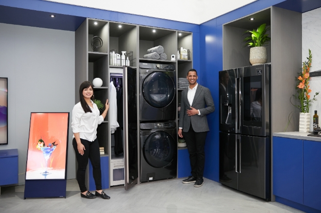 (사진=삼성전자) 삼성전자 모델이 북미 최대 규모의 주방·욕실 관련 전시회인 'KBIS 2020'에서  프리미엄 세탁기·건조기와 패밀리허브 냉장고 등으로 구성된  ‘커넥티드 리빙존’에서 차별화된 AI·IoT가전을 소개하고 있다.