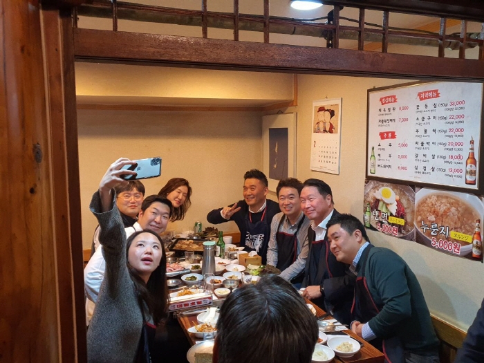 최태원 SK회장(오른쪽 둘째)이  회사 인근 식당에서 직원들과 저녁을 함께 하고 있다. [사진 제공 = SK]