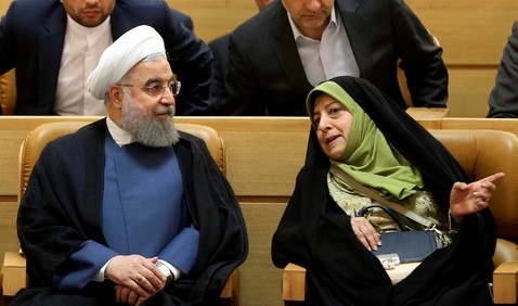하산 로하니 인라 대통령이 3일(현지시간) 테헤란에서 열린 모래폭풍 대응 방안 회의에 참석해 마수메 엡데테카르 부통령과 대화하고 있다. 