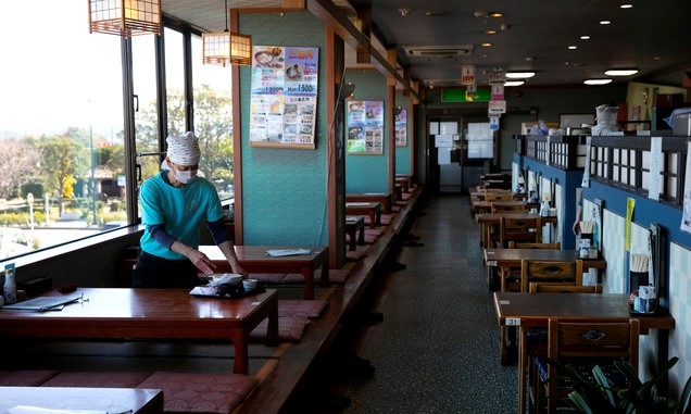 일본 가나가와현 후지사와시의 한 음식점에서 지난 27일 직원이 마스크를 쓴 채 테이블을 청소하고 있다. 신종 코로나바이러스 감염증(코로나19) 확산의 영향으로 손님들이 감소한 것이 눈에 띈다. 