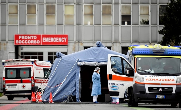 AP/뉴시스]29일 이탈리아 북부 롬바르디아주 크레모나의 한 병원 응급실 앞에 신종 코로나바이러스 감염증(코로나19) 검사를 위해 설치된 텐트 앞에 의료진이 서 있다. 이탈리아의 코로나19 감염자는 이날 1128명으로 1000명을 넘어섰으며 사망자도 29명으로 늘어났다. 