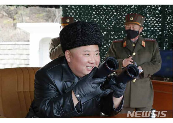  북한 노동당 기관지 노동신문은 김정은 북한 국무위원장이 지난 2일 전선 장거리포병구분대의 화력 타격훈련을 지도했다고 3일 보도했다.
