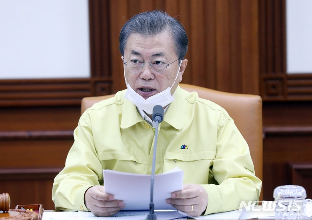  문재인 대통령이 3일 서울에서 열린 국무회의에 참석해 발언하고 있다.