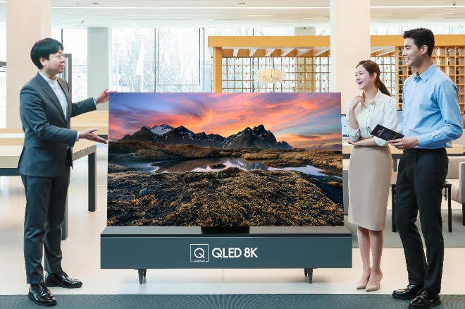 (사진=삼성전자) 판매 상담사가 삼성디지털프라자 삼성대치점에서 2020년형 삼성 QLED TV를 소개하고 있다.