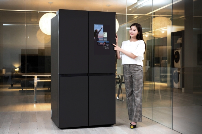 (사진=삼성전자) 삼성전자 모델이 수원 삼성전자 디지털시티 프리미엄하우스에서  패밀리허브가 적용된 비스포크 냉장고 신제품을 소개하고 있다.