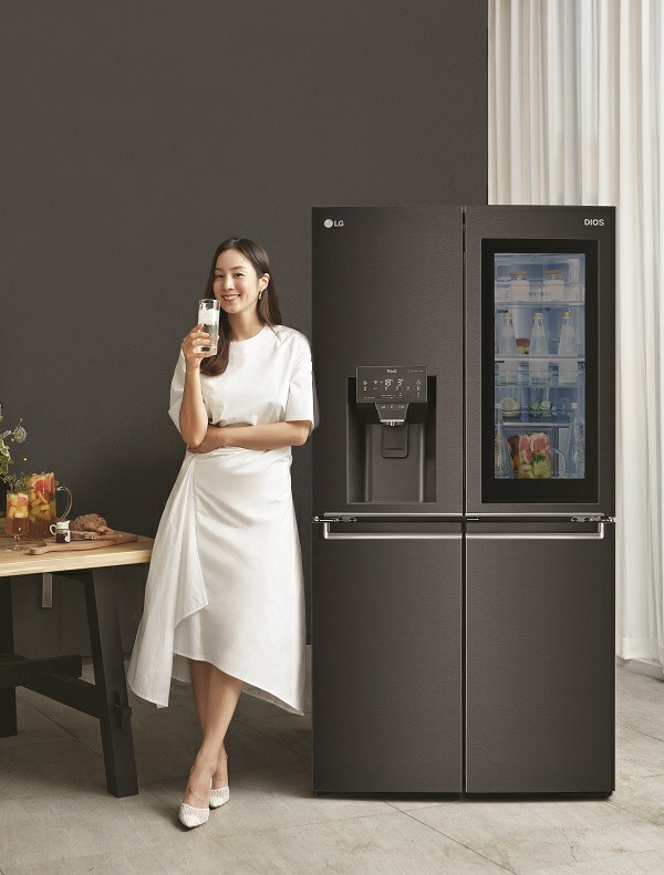 사진=플로리스트 문정원과 20년형 ‘LG DIOS 얼음정수기냉장고(J823MT75V)’
