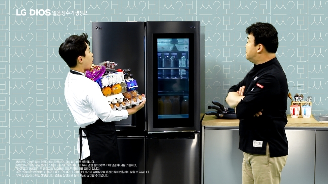 (사진=LG전자) LG전자가 20일 방송인 백종원과 함께 LG 디오스 얼음정수기냉장고의 편리한 신기능을 소개하는 새로운 형식의 광고를 선보였다. 광고 속에서 백종원이 음성만으로 냉장고 문을 열자 양세형이 감탄하는 모습.