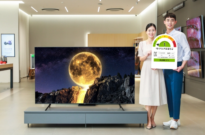 (사진=삼성전자) 삼성전자 모델이 삼성디지털프라자 강남본점에서 에너지 소비효율 1등급을 받은 QLED TV를 소개하고 있다. 