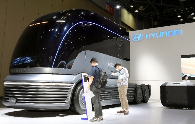 (사진=현대자동차) 현대자동차가 ‘수소모빌리티+쇼’에서 공개한 수소전용 대형트럭 콘셉트카 ‘HDC-6 넵튠’을 관람객들이 살펴보고 있는 모습