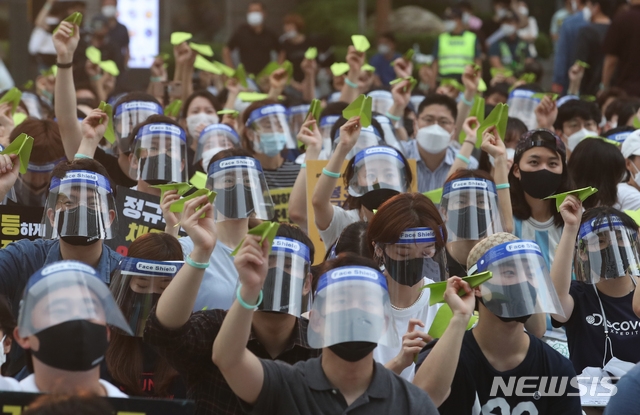 (사진=뉴시스) 3일 인천국제공항공사노조원들이 지난달 1일 서울 종로구 청계천에서 열린  투명하고 공정한 정규직 전환 촉구 문화제를 펼치고 있다