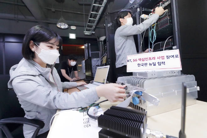 (사진=KT) 서울 우면동에 위치한 KT 융합기술원 5G 연구소에서 KT 연구원들이 5G 네트워크 장비를 테스트하고 있다.