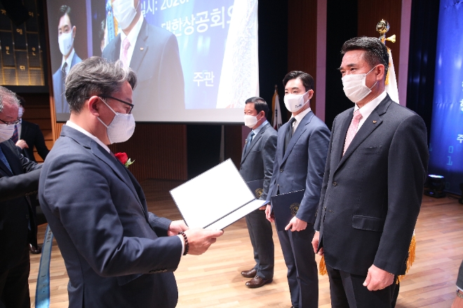 (사진=SK이노베이션) ‘제28회 한국물류대상 시상식’에 수상자로 참여한 SK에너지 강봉원 Network사업부장(우측)이 국무총리상을수상하고 있다
