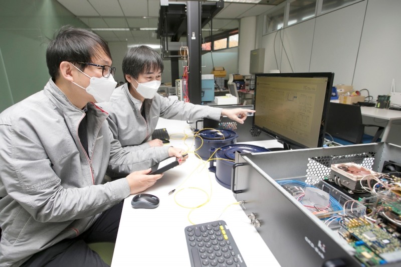 (사진=KT) 서울 서초구 KT연구개발센터에서 KT 연구원이 양자 채널 자동 절체 복구 기술을 테스트 하고 있다.