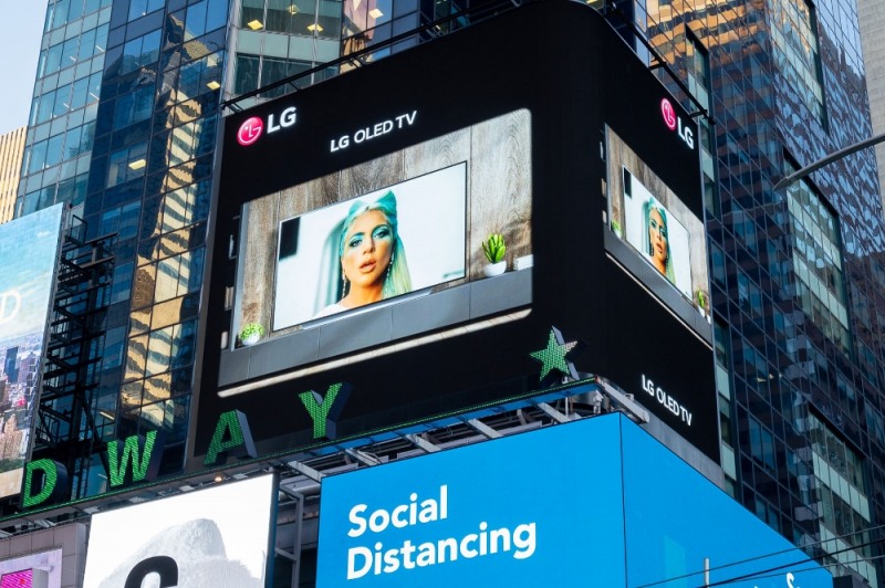 (사진=LG전자) 현지시간 6일부터 미국 뉴욕 타임스스퀘어의 전광판에서 세계적인 팝스타 레이디 가가(Lady GaGa)의 신곡 ‘911’ 뮤직비디오가 상영되고 있다.
