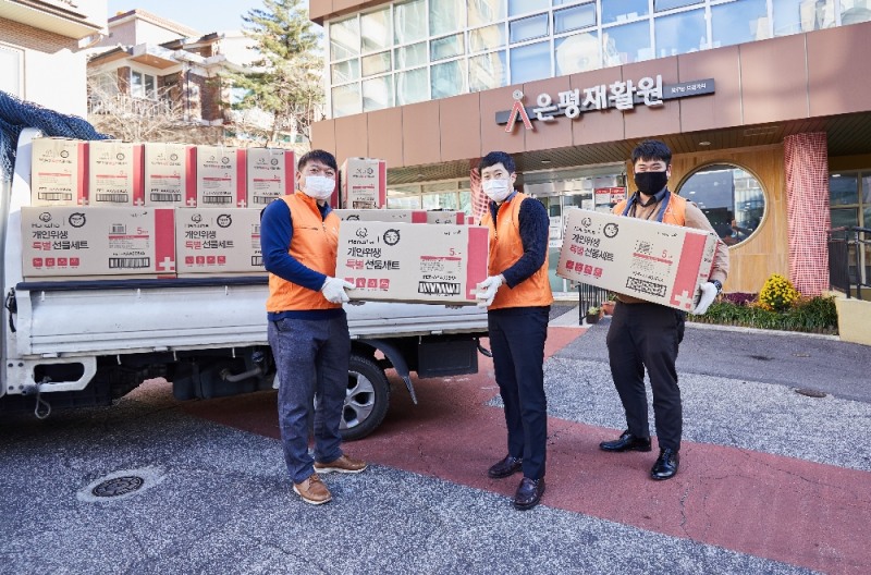 (사진=한화그룹) 8일 오후 한화건설 봉사단이 서울 은평재활원에 방역물품을 전달하는 모습 