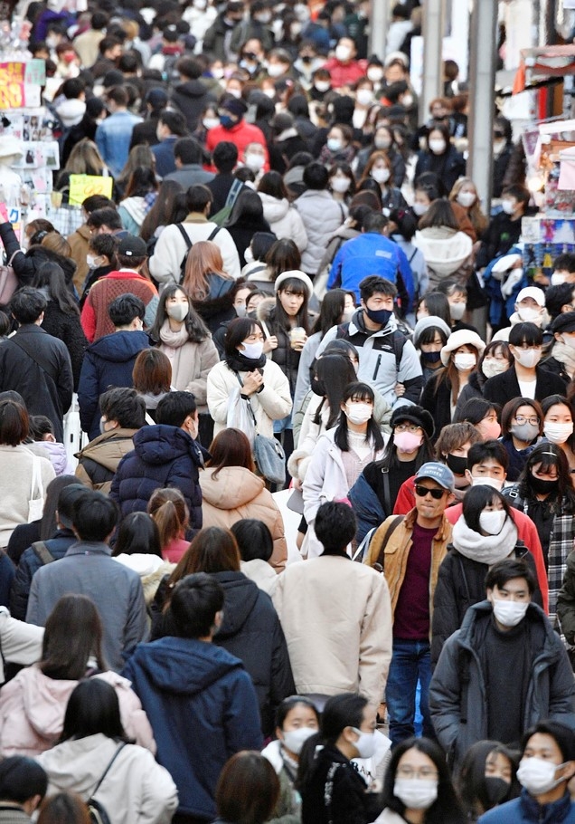 지난 20일 일본 수도 도쿄의 하라주쿠 거리가 마스크를 착용한 시민들로 북적이고 있다. 