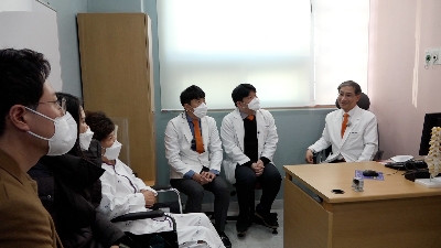 힘찬병원 이수찬 대표원장과 의료진들이 함평 주인공을 진료하는 모습>(사진제공=힘찬병원)