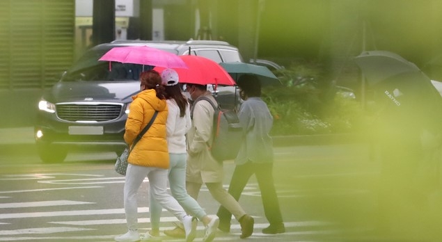 봄비가 내리는 4일 오전 서울 중구 을지로에서 시민들이 우산을 들고 출근길 발걸음을 재촉하고 있다.